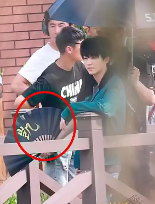 王俊凯拍戏路透,粉丝不拍人对准扇子狂拍,网友:典型的扇比人火