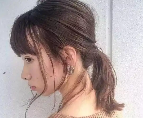 发型超气质的低马尾一分钟就能学会随便扎都美爆了