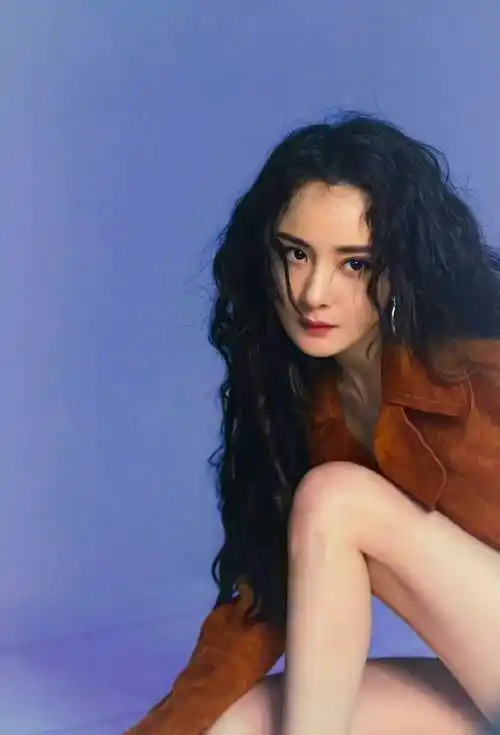 杨幂羊毛卷造型好独特