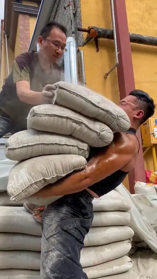 头顶天脚顶底,男人就要顶天立地,再苦再累也不怕