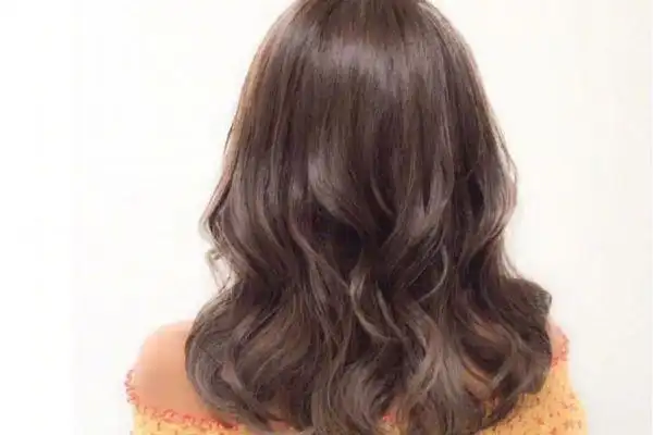 不管你是头发多还是厚的都是可以尝试的一款微卷发型,发尾烫的稍微带