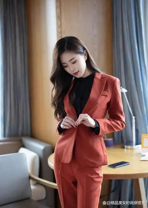 西装是现代职场人士们衣橱中必备的穿搭了,但这样固定的搭配虽然足够