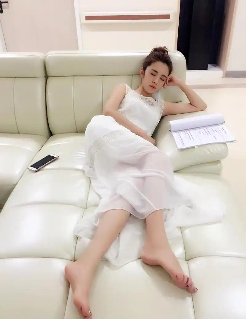 32岁王晓晨体重不到90斤,身着泳装纤腰细腿,姐姐是真的美