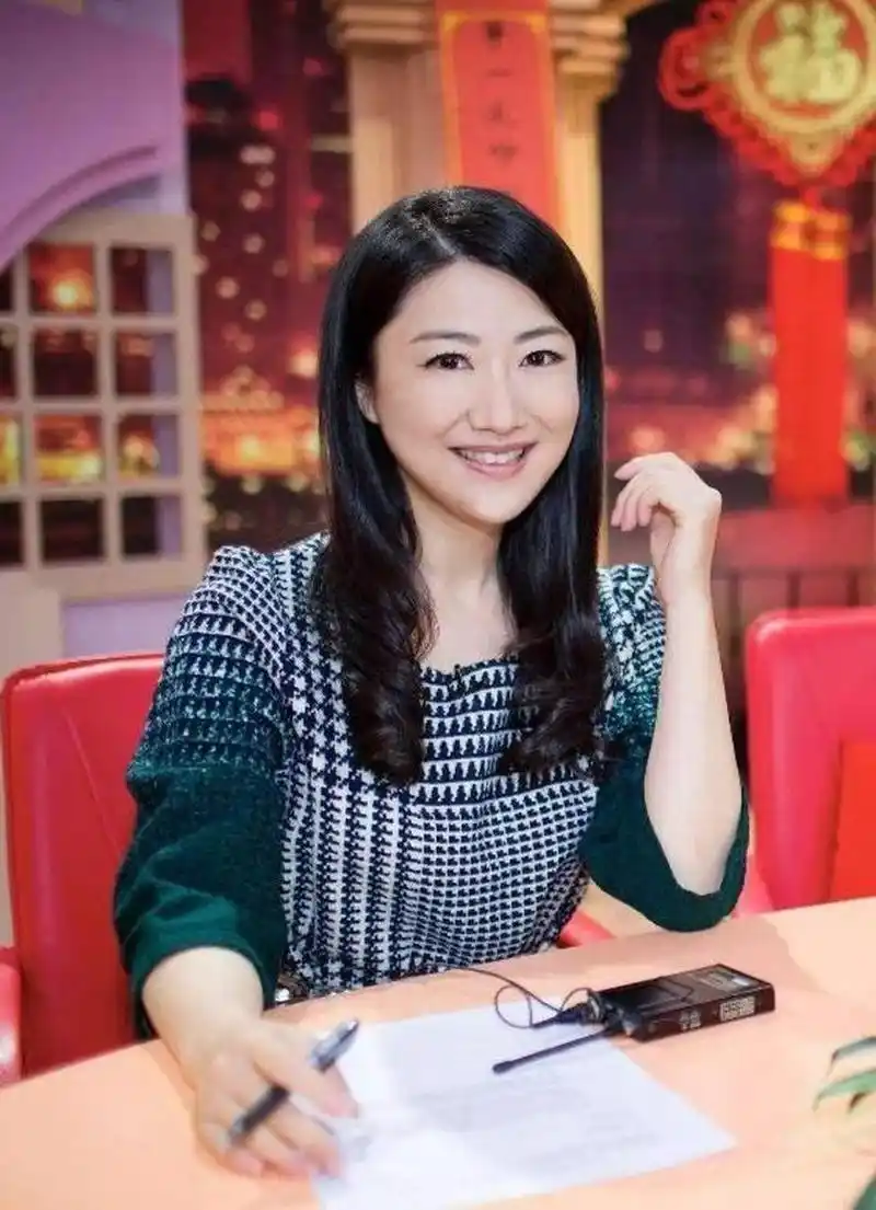 东方卫视美女主持人杨蕾闪婚身价十亿的土豆网总裁王微,结婚才一年,王