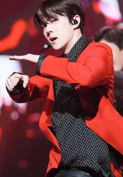 港风男神吴世勋,颜值和身材都非常优越,此男只应天上有吧