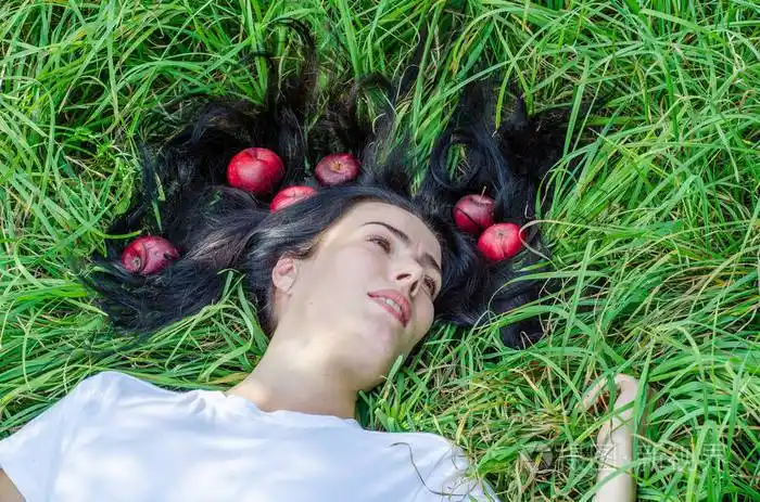 地上的头发. 头发上的红苹果. 夏天的心情回忆. 自然营养健康.