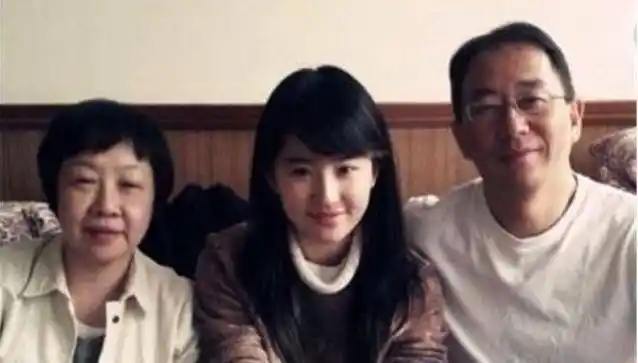 本以为刘亦菲的妈妈已经很美了,看到爸爸的颜值后跪了_父母_家族_法国