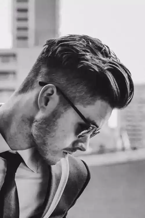 所谓雾黑系发色,就是在黑色中添上一层灰色或棕色,以增加发型的整体