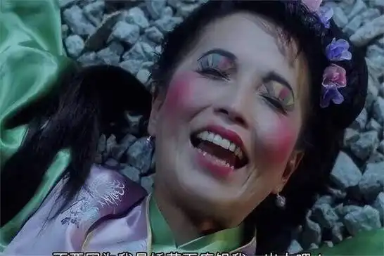 眼影色彩丰富多彩,腮红浓墨重彩,再加上引人注目的"樱桃嘟嘴",构成了