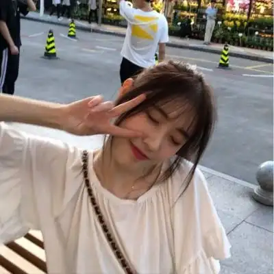 女生笑得很开心很甜的头像