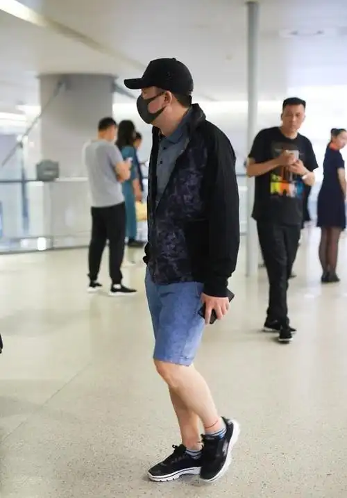 原创张嘉译这样的男人太有魅力,虽然年纪大,但依旧很有味道