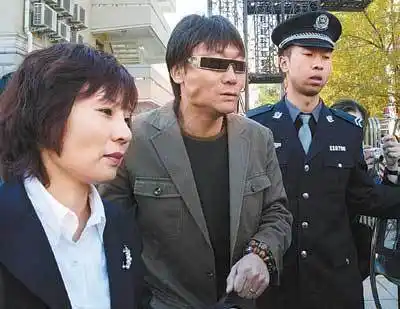 2004年高峰和那英喜得贵子他的情人王纳文终于大仇得报