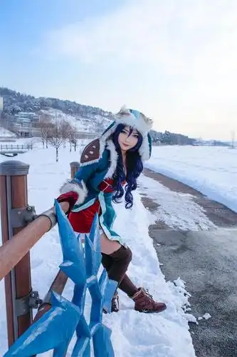 韩国妹子雪地cos冰雪节轮子妈