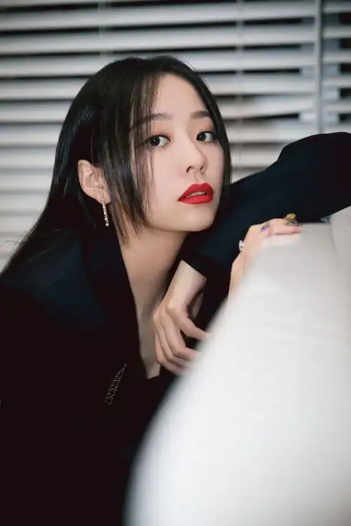 张靓颖酷黑廓形西装写真图片410