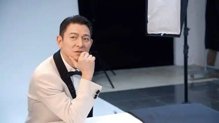 不过,近年来刘德华已有所「妥协」,于2021年开通个人官方抖音帐号,一