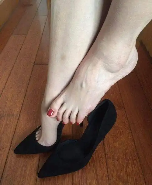 美脚丫搭配黑色尖头高跟鞋白皙双腿丽人气质