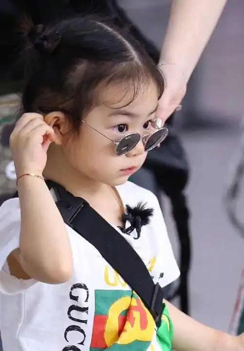 戚薇女儿lucky李乐祺超可爱壁纸,是个精灵古怪的女孩子啊!