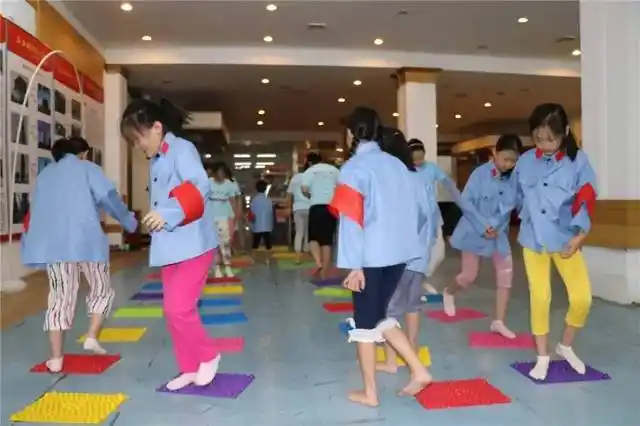 指压板:体验风靡跑男的指压板,也是一个挑战自我,突破自我的小游戏.