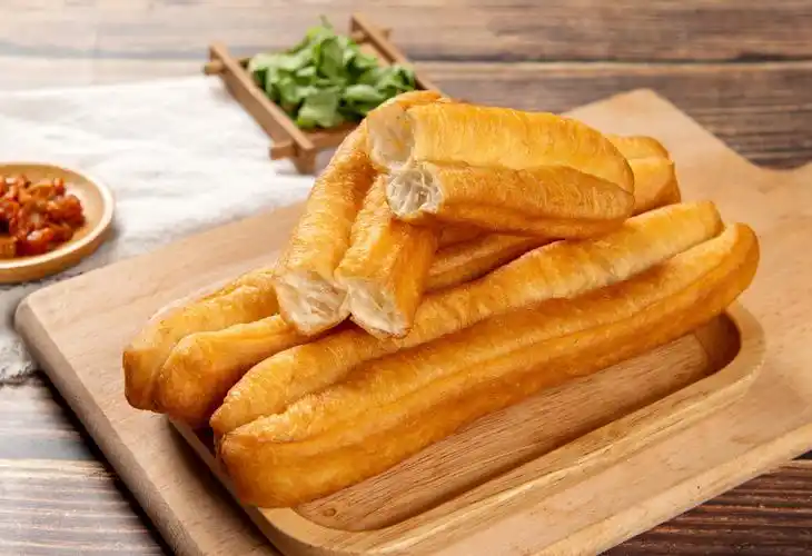 酥脆小油条,外酥里嫩超美味,自己在家做零失败,全家喜欢的早餐