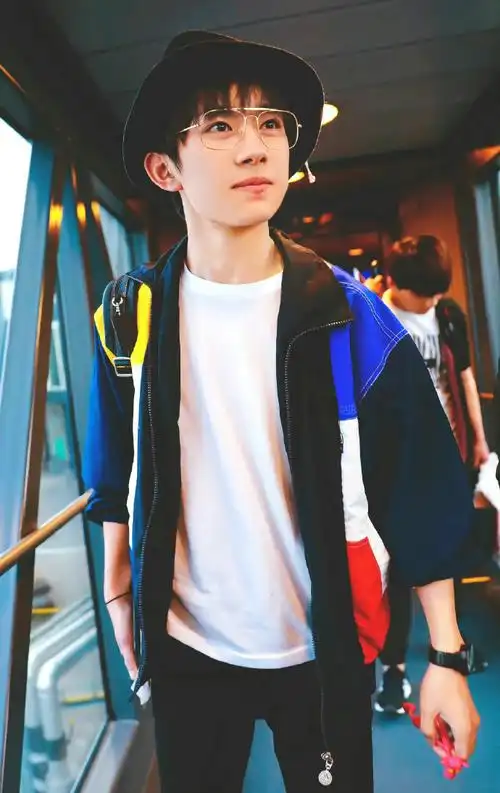 易烊千玺眼镜适配度