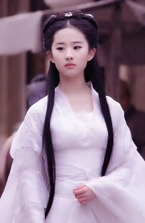 特别是对于女明星来说,妆发的改变对颜值的影响非常明显,女明星的古装