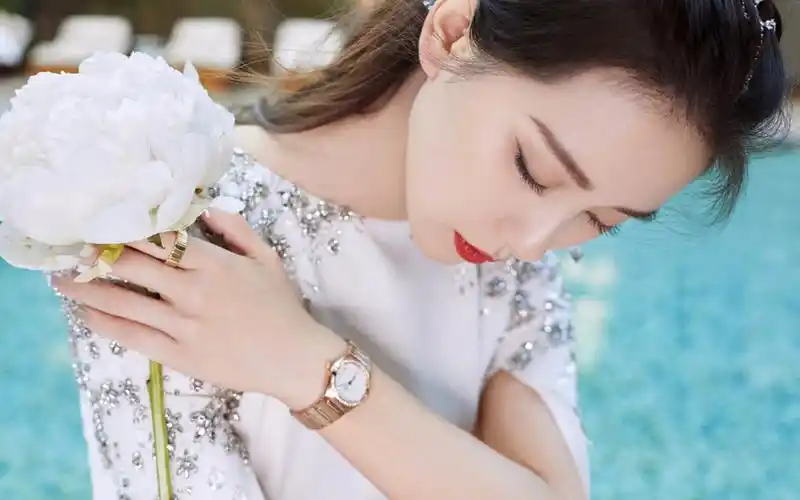 刘诗诗星钻白裙优雅写真桌面壁纸