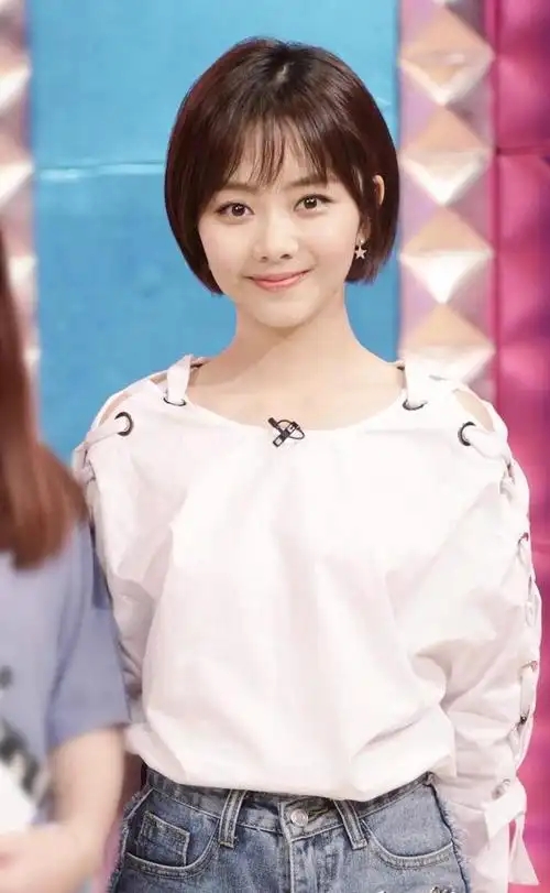 谭松韵剪了短发更嫩了,穿白色上衣配牛仔短裤录节目,低调却时髦
