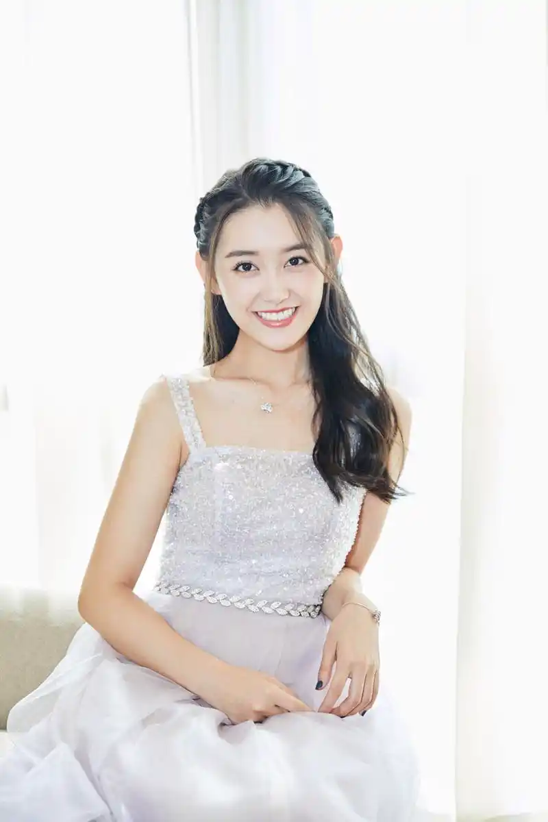 蒋依依穿藕粉纱裙出席活动灵动可爱