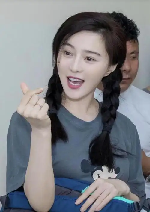 39岁范冰冰终于服老穿奶奶蓝马甲棉服梳长辫涂红唇皮肤白皙