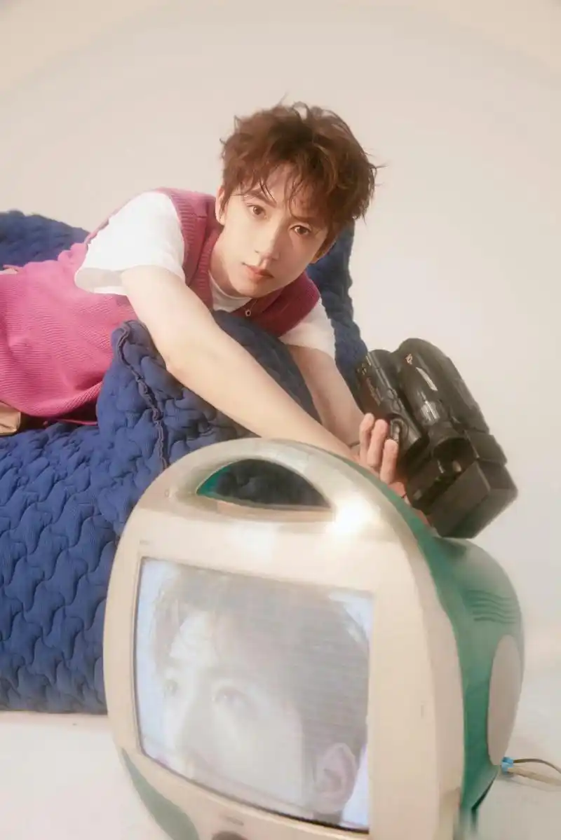 贺峻霖生日写真来啦,小卷毛 粉紫色马甲造型元气十足,抱着气球充满