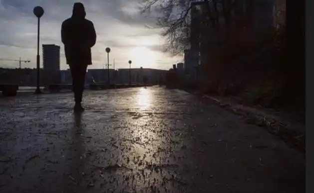 一个男人孤独沧桑背影图片,夜晚街上孤独男人背影