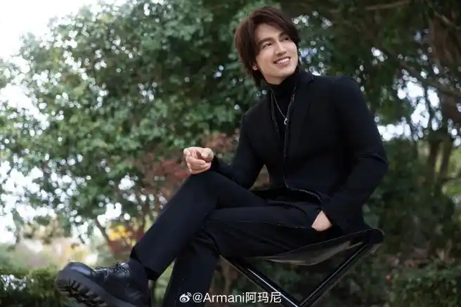 演员,歌手@言承旭jerry质感演绎#giorgio armani#黑色西装,彰显沉稳