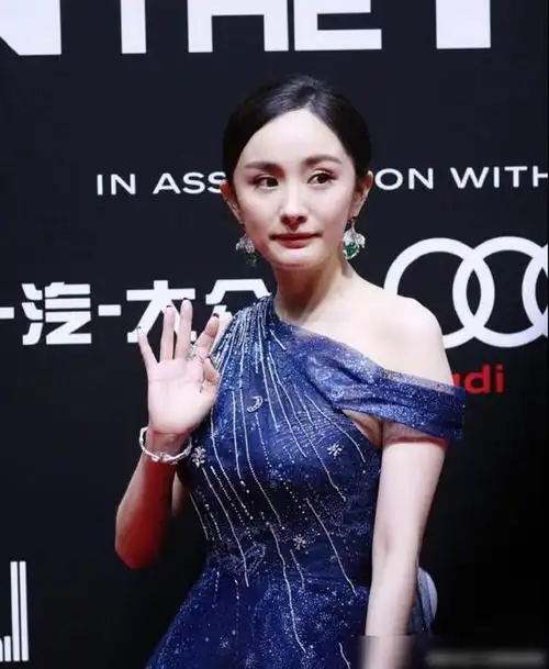 杨幂穿蓝色礼服走红毯精修对比照曝光网友评两张图差了30岁