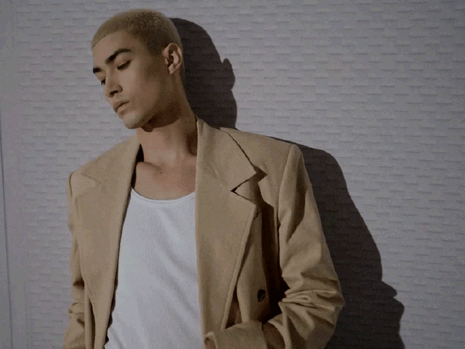 米卡冷峻气质大片