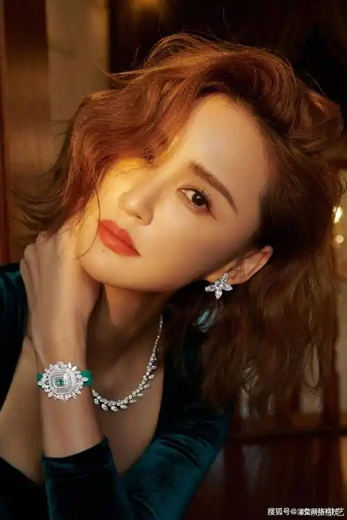 组图:张歆艺穿丝绒礼服裙秀好身材 温柔优雅端庄尽显成熟魅力_写真照