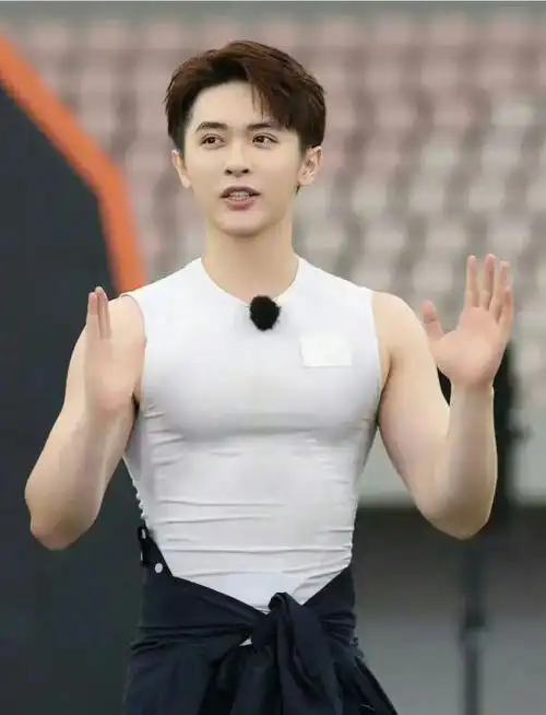 张逸杰高度举铁惹争议,被指缺少了少年感,本人火速发文回应