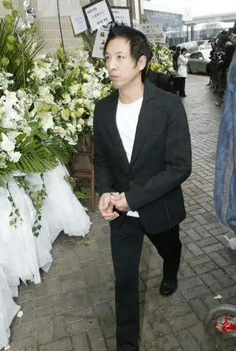 图文:梅艳芳今日出殡 身前好友陆续到场-42