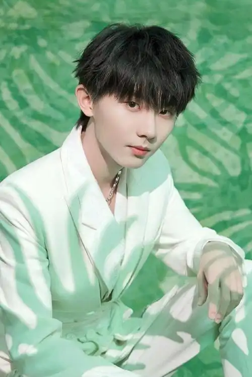 马嘉祺单人款三公pb高清扫图 .