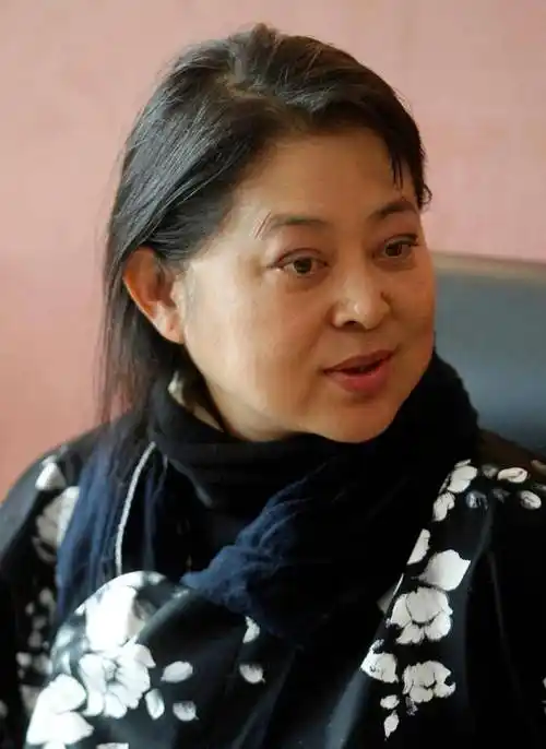 原创61岁倪萍近照曝光如今烟不离手走路都要人扶背后的隐情令人心酸