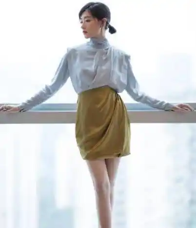 万茜升级版"亚洲蹲",一双美腿引瞩目,称体重过百的人很难做到_身材