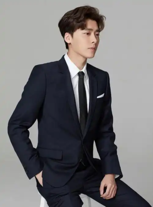 第一代流量成功转型李易峰西装造型稳重正式hold住寸头发型