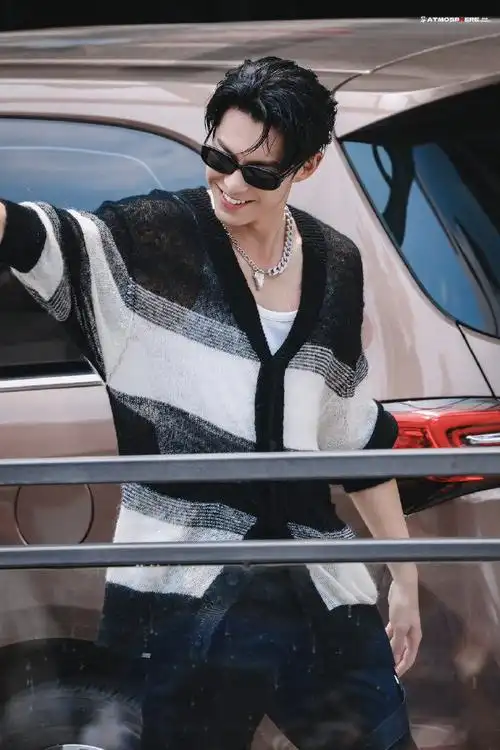 王鹤棣下班跟粉丝比心##王鹤棣被粉丝喊老公的反应