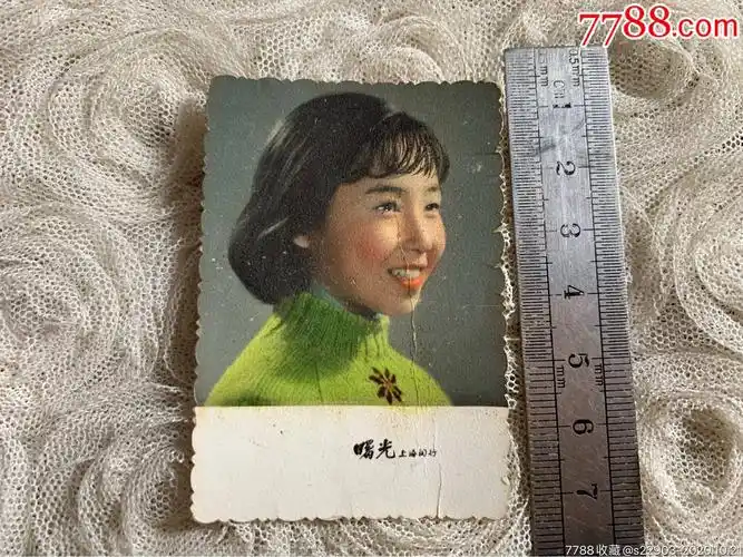 七十年代老照片短发美女色彩鲜明穿了毛衣好看上海曙光照相馆约76乘54
