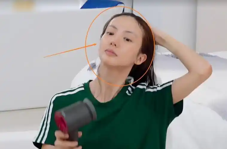 都说金晨是"神仙颜值",当她睡觉前素颜出镜,状态令人怀疑双眼_腾讯