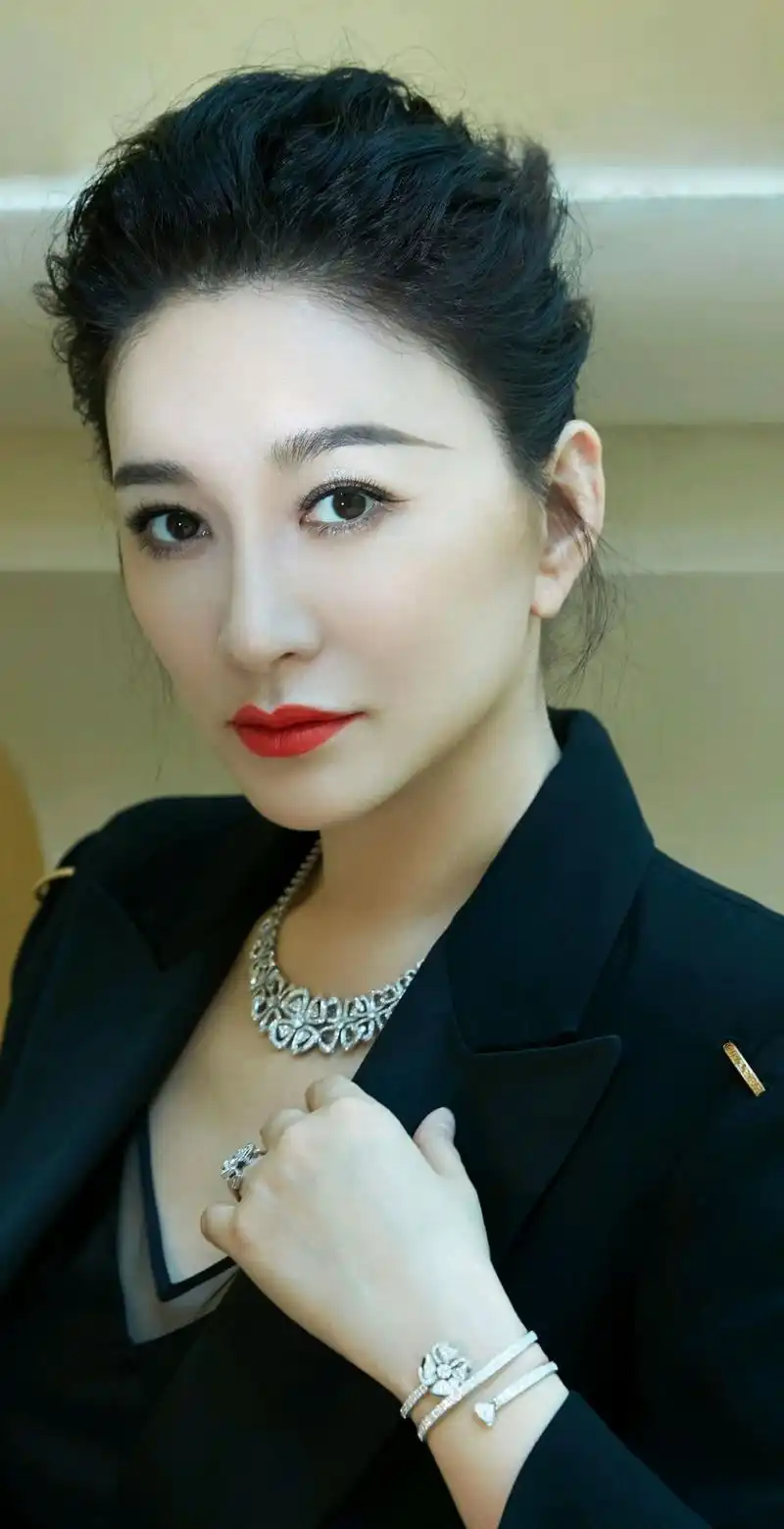 冻龄女神李小冉高清写真,性感优雅,女人味十足