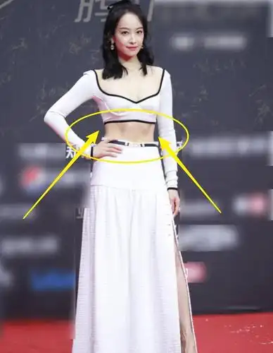 宋茜亮相红毯晒马甲线,本以为够吸睛,但化身舞台女王后我爱了