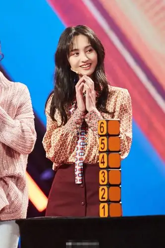 郑爽上《直通春晚》,1万衬衫配960短裙,紧身高筒靴也包不住细腿