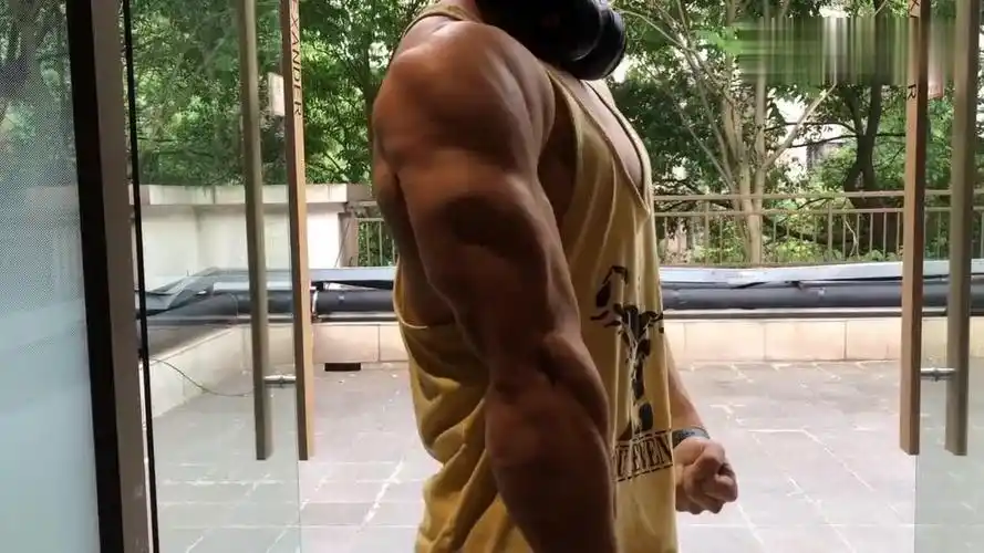 穿背心的肌肉男,胸肌完全挡不住,也太壮了!_腾讯视频