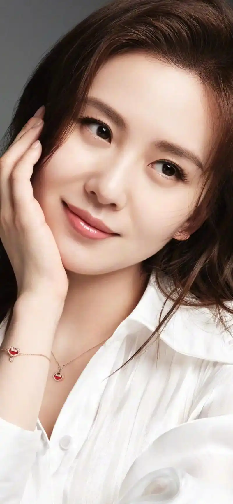 刘诗诗(原名刘诗施),1987年3月10日出生于北京市,中国 - 抖音