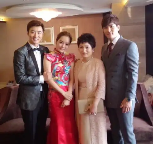 "箫剑"高梓淇蔡琳今日完婚 传统接亲抱老婆下车(图)